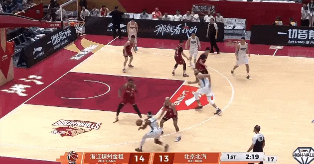 世界杯直播下载-麦基顺下接球起飞举火烧天完成单手劈扣，上场4分钟得到7分